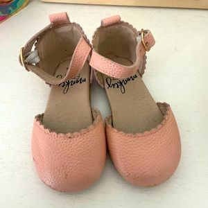 Monkey feet! Pink makenas.